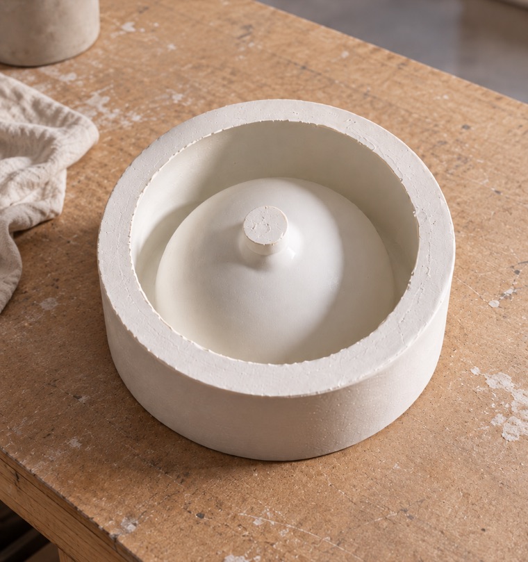 Molde blanco de un lavabo sobre una mesa de taller