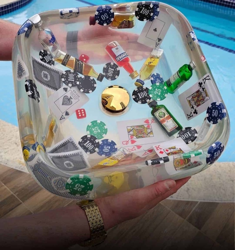 Lavabo de resina con fichas y cartas de póker